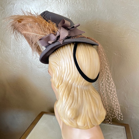 SHOWSTOPPER 1940s\' ENGLISH REGISTERED WIMBLEDON TAUPE FELT TILT HAT + FEATHERS main image 9